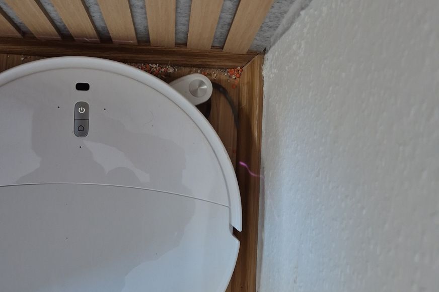 Die Seitenbürste des Roborock Qrevo Curv 2 Pro erreicht Ecken gut, aber nicht vollständig.